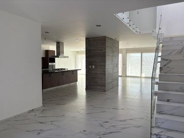 CASA VENTA JURIQUILLA con Alberca y Sotano