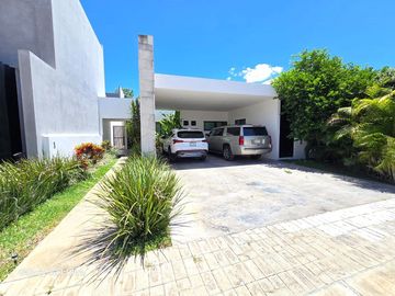 RESIDENCIA EN PRIVADA EN RENTA  TEMOZON NORTE