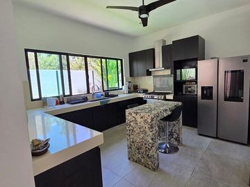 RESIDENCIA EN PRIVADA EN RENTA  TEMOZON NORTE