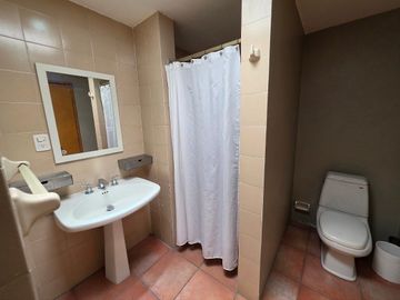 Remodelada con vigilancia en Parques del Pedregal  4 recámaras