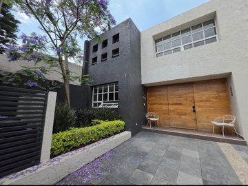 Remodelada con vigilancia en Parques del Pedregal  4 recámaras
