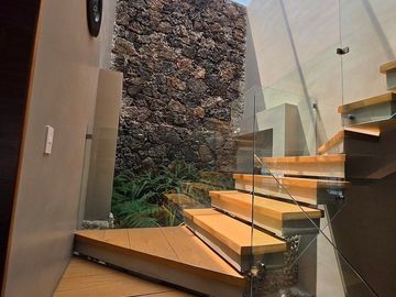 Remodelada con vigilancia en Parques del Pedregal  4 recámaras
