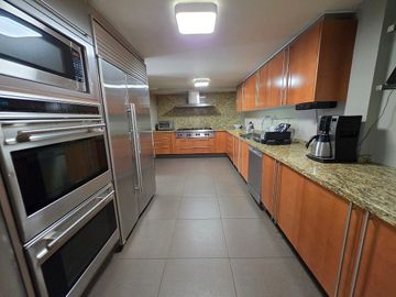 Remodelada con vigilancia en Parques del Pedregal  4 recámaras