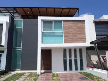 CASA EN VENTA 4 RECAMARAS Y CTO SERVICIO EN LA CONDESA JURIQUILLA QUERETARO