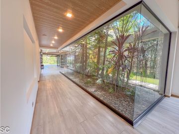 CASA DE UN NIVEL CERCA AL AEROPUERTO, SIN RUIDO DE AVIONES CON LAGO