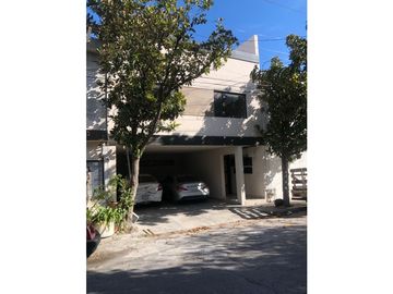 CASA EN VENTA EN SAN PEDRO  CON 8 LOFTS 2 MINUTOS DE LA UDEM