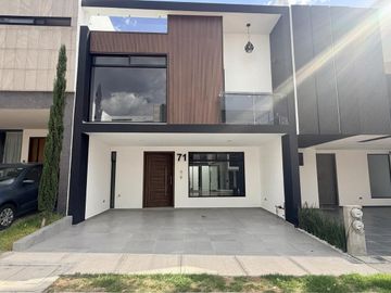 Casa en venta con acabados de lujo en Fraccionamiento Antigua Cementera
