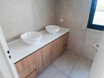 VENTA CASA 6 AMB - A ESTRENAR - LA ESPERANZA