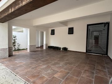 casa en renta Fracc. Punta del Este, jardín grande
