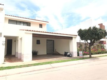 casa en renta Fracc. Punta del Este, jardín grande