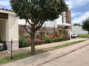 casa en renta Fracc. Punta del Este, jardín grande