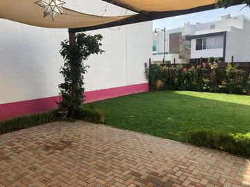 casa en renta Fracc. Punta del Este, jardín grande