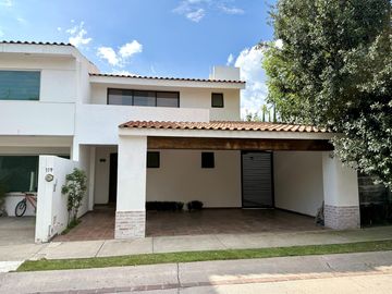 casa en renta Fracc. Punta del Este, jardín grande