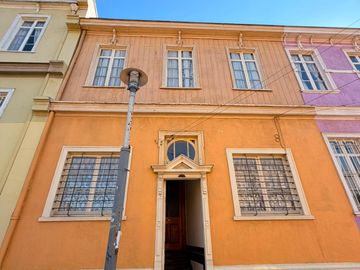 VENDE SOLEADA CASA EN CALLE CAPILLA CERRO ALEGRE