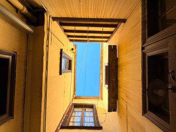 VENDE SOLEADA CASA EN CALLE CAPILLA CERRO ALEGRE