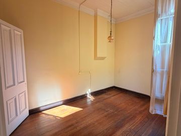 VENDE SOLEADA CASA EN CALLE CAPILLA CERRO ALEGRE
