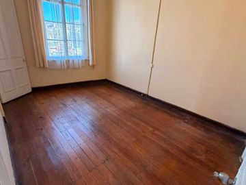 VENDE SOLEADA CASA EN CALLE CAPILLA CERRO ALEGRE