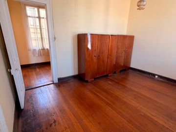 VENDE SOLEADA CASA EN CALLE CAPILLA CERRO ALEGRE
