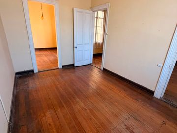 VENDE SOLEADA CASA EN CALLE CAPILLA CERRO ALEGRE