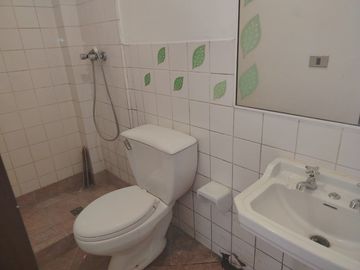 ARRIENDO AMPLIA CASA EN CENTRO TURÍSTICO DE REÑACA