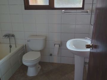 ARRIENDO AMPLIA CASA EN CENTRO TURÍSTICO DE REÑACA