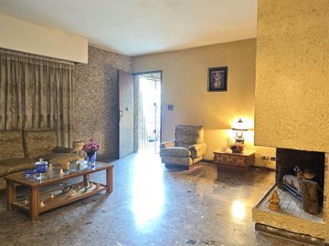 VENTA PH 4 AMBIENTES al frente en FLORES