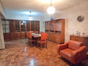 VENTA PH 4 AMBIENTES al frente en FLORES