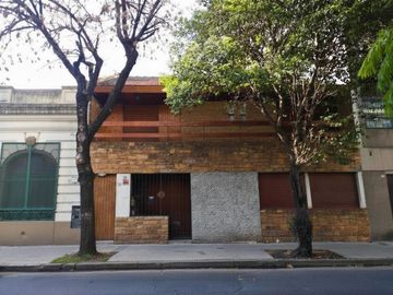 VENTA PH 4 AMBIENTES al frente en FLORES