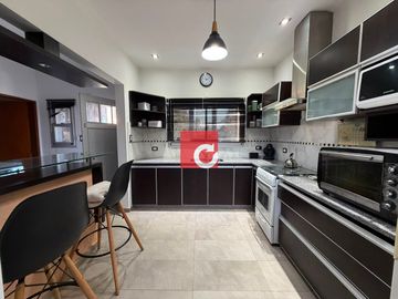 Casa en alquiler c/ cochera en Berisso