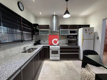 Casa en alquiler c/ cochera en Berisso