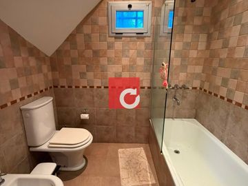 Casa en alquiler c/ cochera en Berisso