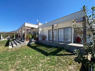 PARCELA REGULARIZADA CON CASA, PISCINA Y FRUTALES – HINOJAL