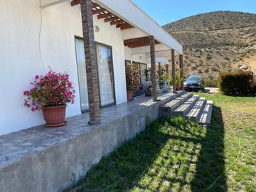 PARCELA REGULARIZADA CON CASA, PISCINA Y FRUTALES – HINOJAL