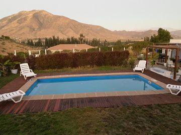 PARCELA REGULARIZADA CON CASA, PISCINA Y FRUTALES – HINOJAL