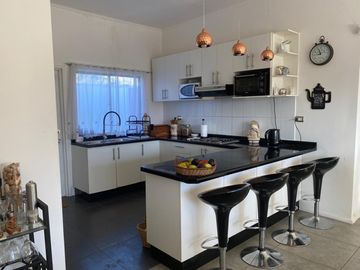 PARCELA REGULARIZADA CON CASA, PISCINA Y FRUTALES – HINOJAL