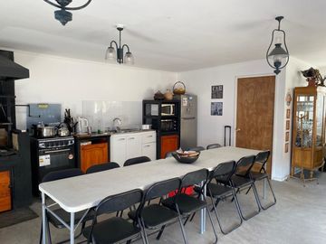 PARCELA REGULARIZADA CON CASA, PISCINA Y FRUTALES – HINOJAL