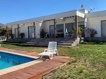 PARCELA REGULARIZADA CON CASA, PISCINA Y FRUTALES – HINOJAL