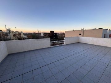 CASA 6 AMBIENTES EN VENTA EN GUAYMALLEN CON PILETA
