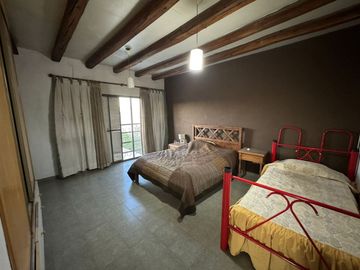 CASA 6 AMBIENTES EN VENTA EN GUAYMALLEN CON PILETA