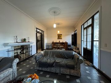 CASA 6 AMBIENTES EN VENTA EN GUAYMALLEN CON PILETA