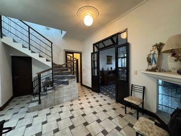 CASA 6 AMBIENTES EN VENTA EN GUAYMALLEN CON PILETA