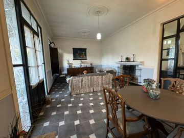 CASA 6 AMBIENTES EN VENTA EN GUAYMALLEN CON PILETA