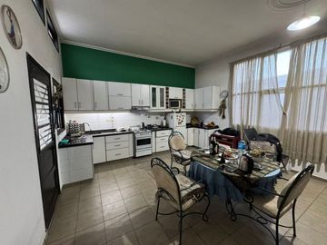CASA 6 AMBIENTES EN VENTA EN GUAYMALLEN CON PILETA