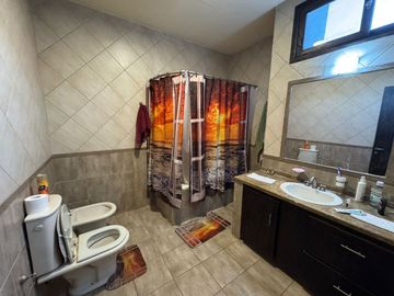 CASA 6 AMBIENTES EN VENTA EN GUAYMALLEN CON PILETA