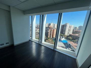 OFICINA EN ARRIENDO LAS CONDES CON DOS PRIVADOS Y RECEPCION