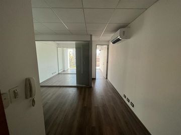 OFICINA EN ARRIENDO LAS CONDES CON DOS PRIVADOS Y RECEPCION