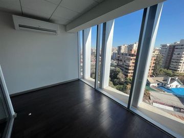 OFICINA EN ARRIENDO LAS CONDES CON DOS PRIVADOS Y RECEPCION