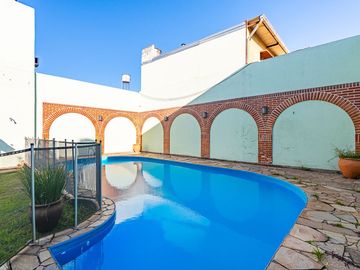 VENTA CASA 3 DORM. COCHERA JARDIN Y PILETA