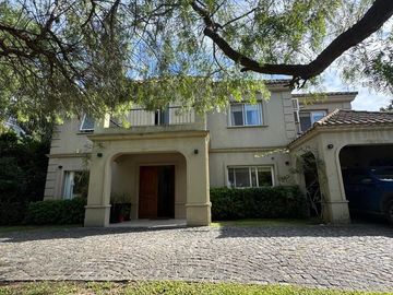EN VENTA CASA 6 AMB EN BARRIO LA MONTURA - PILAR