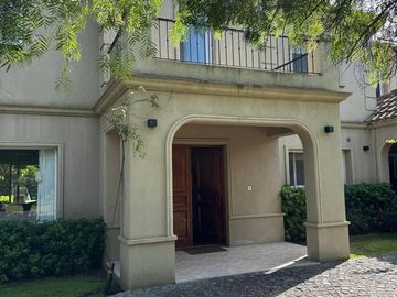 EN VENTA CASA 6 AMB EN BARRIO LA MONTURA - PILAR